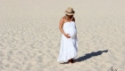photo de grossesse sur le sable en été