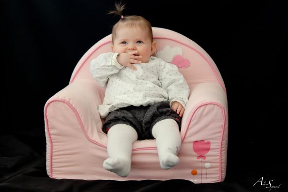 bébé sur un fauteuil en mousse