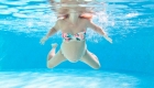femme enceinte nage dans l'eau