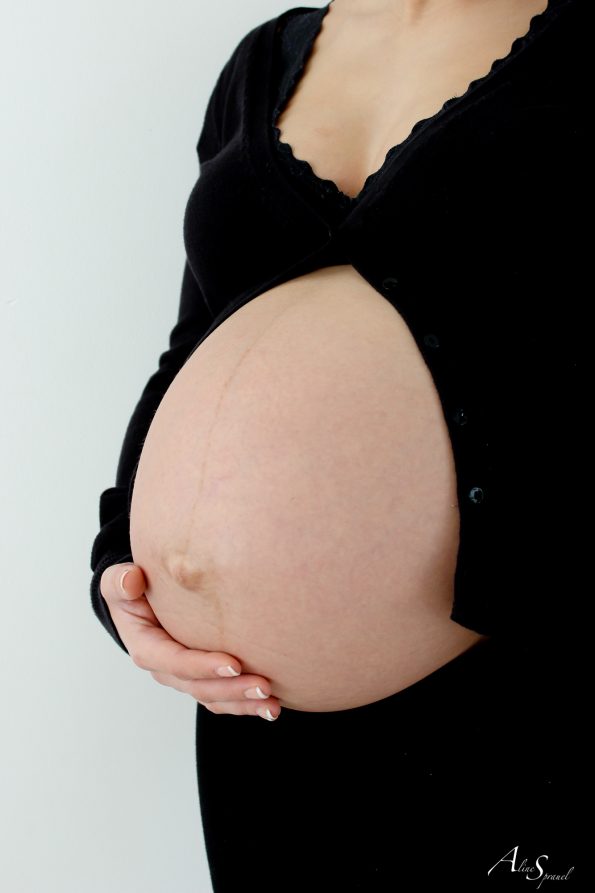 femme enceinte montrant son ventre