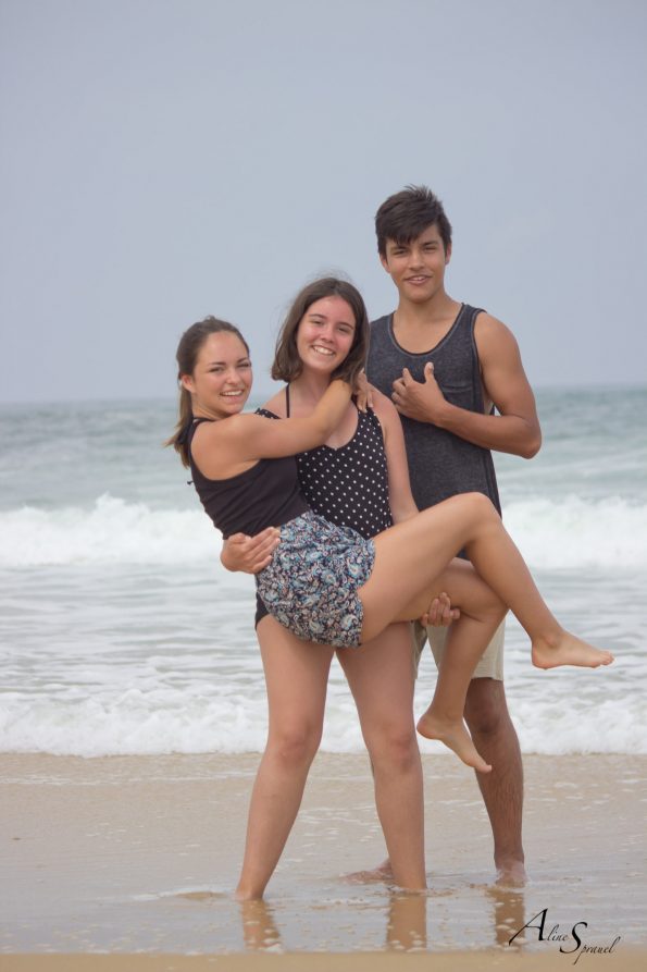 frère et soeurs à la plage