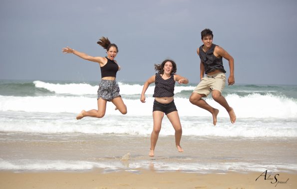 enfants sautent sur la plage