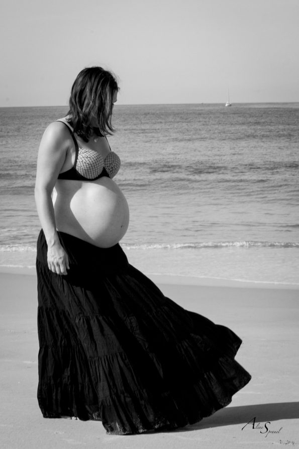 femme enceinte a la plage