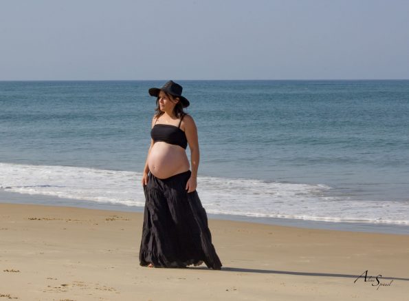 future maman se balade a la plage