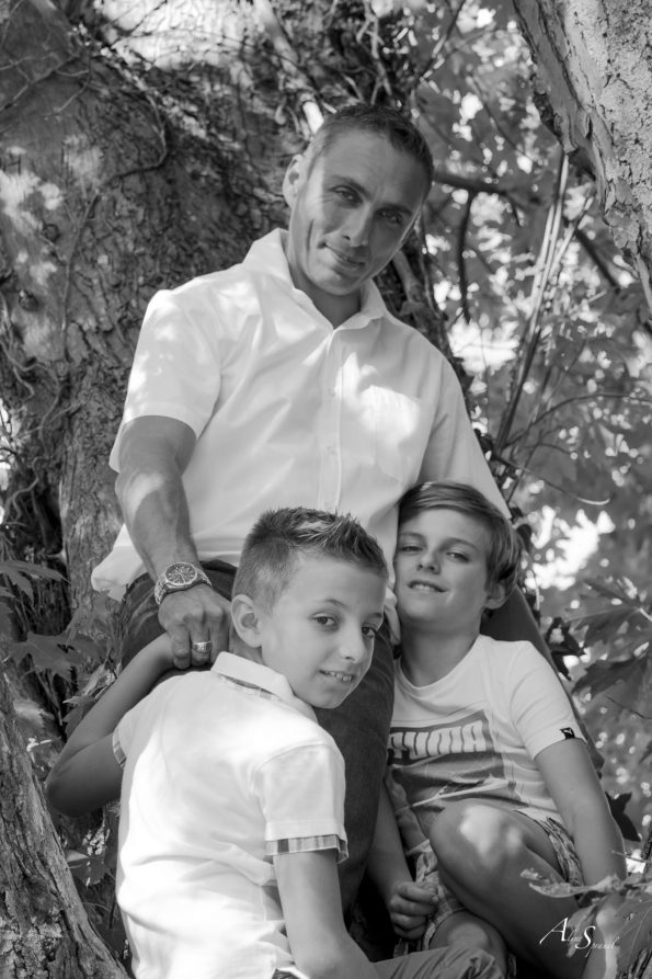 papa et ses fils dans un arbre