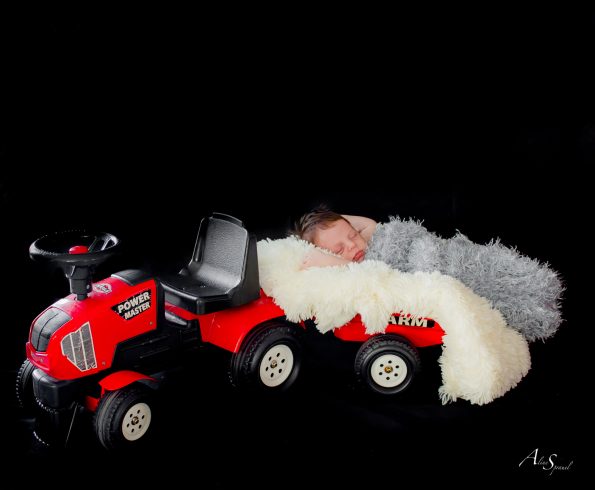 bebe dans un tracteur