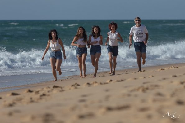 famille court sur la plage