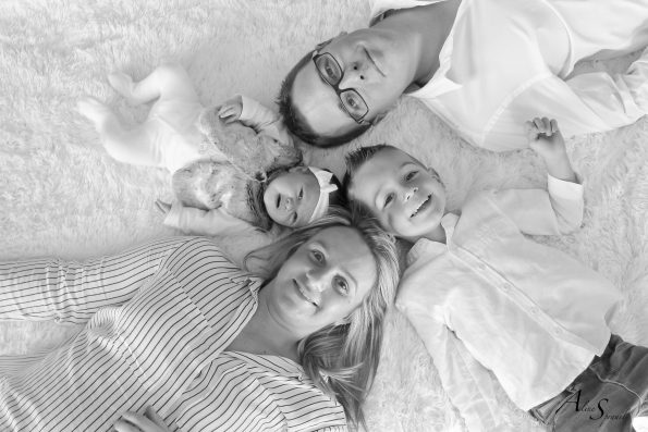 famille-shooting-couché