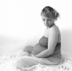 femme-enceinte-assise