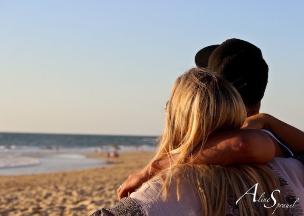 couple enlacé à la plage