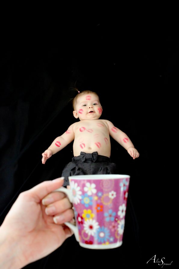 un bébé plein de bisous dans une tasse