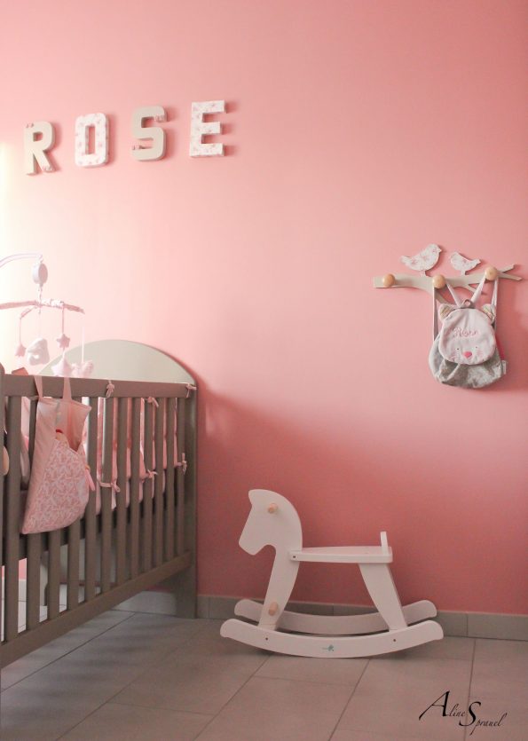 cheval à bascule dans une chambre de bébé