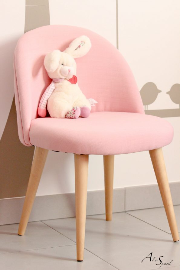 petite chaise rose d'enfant