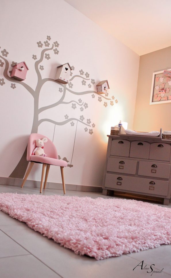 tapis rose dans une chambre d'enfant