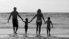 photo de famille à la plage
