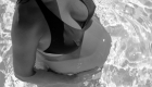 femme enceinte se baigne dans une piscine