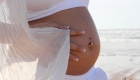 ventre de grossesse à la plage avec un voile