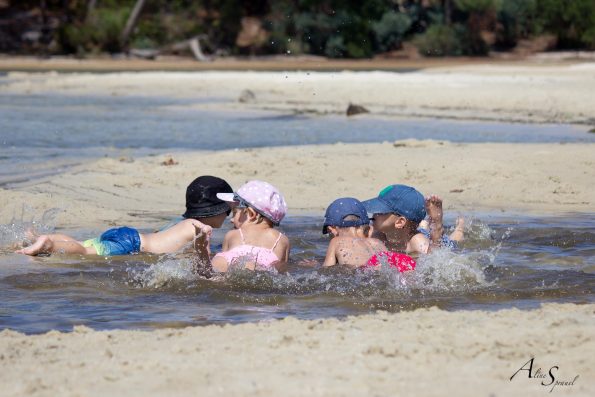 enfants jouent dans l'eau