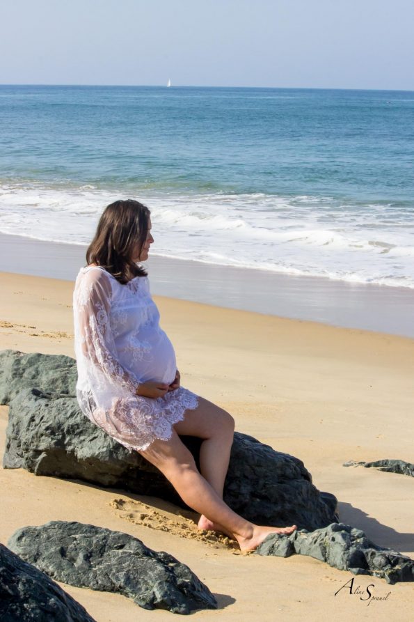 femme enceinte sur les rochers