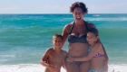 une maman et ses 2 enfants à la plage