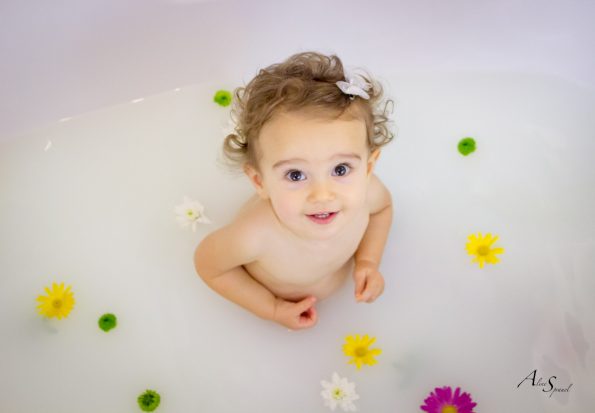 petite fille dans un bain