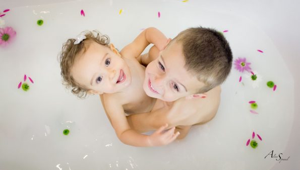 enfants dans un bain de lait