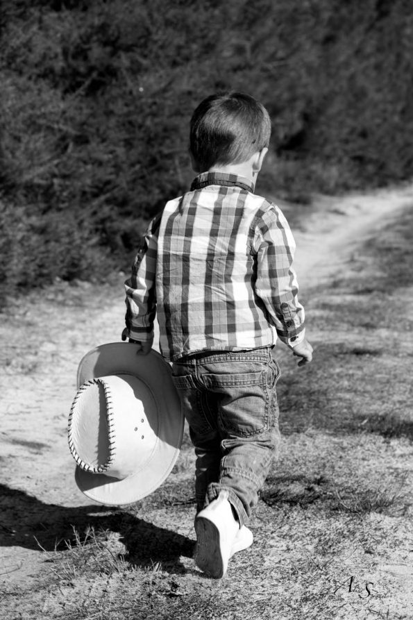 enfant cowboy marche