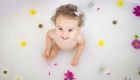 petite fille dans un bain de lait