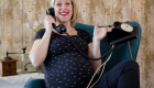 femme enceinte et vieux téléphone