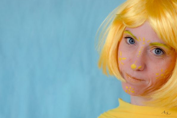 femme timide jaune