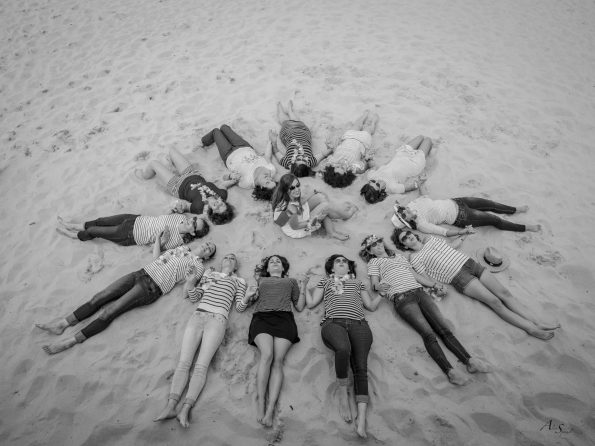 filles dans le sable
