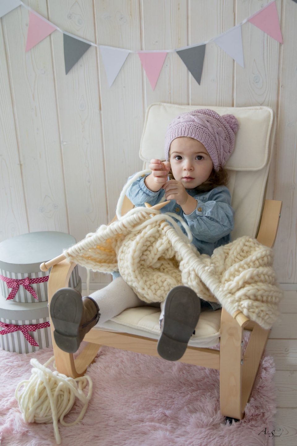 petite fille tricote