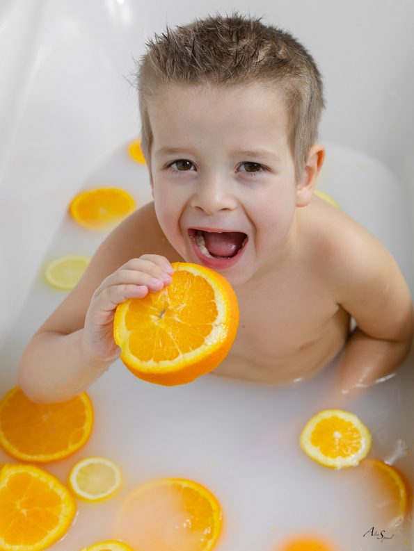 enfant mange une orange