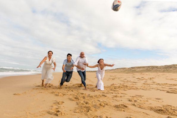 Famille-joue-ballon-rugby