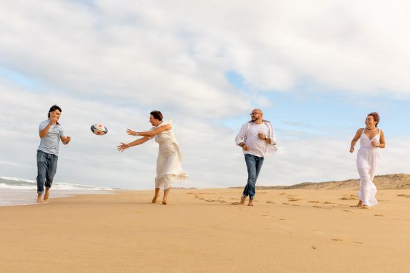 Famille-joue-rugby-plage