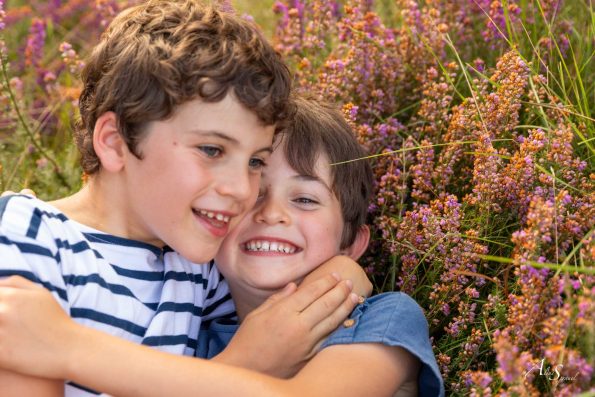 enfants-jouent-bruyere