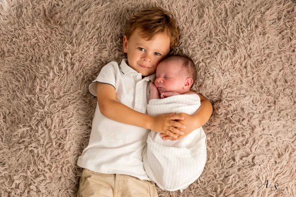 fratrie-bebe-emmailloté