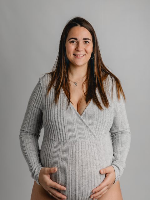 body-grossesse-studio-gris